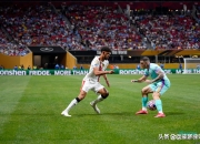 B体育体育登录入口-曼城教练团队讨论战术备战国际比赛