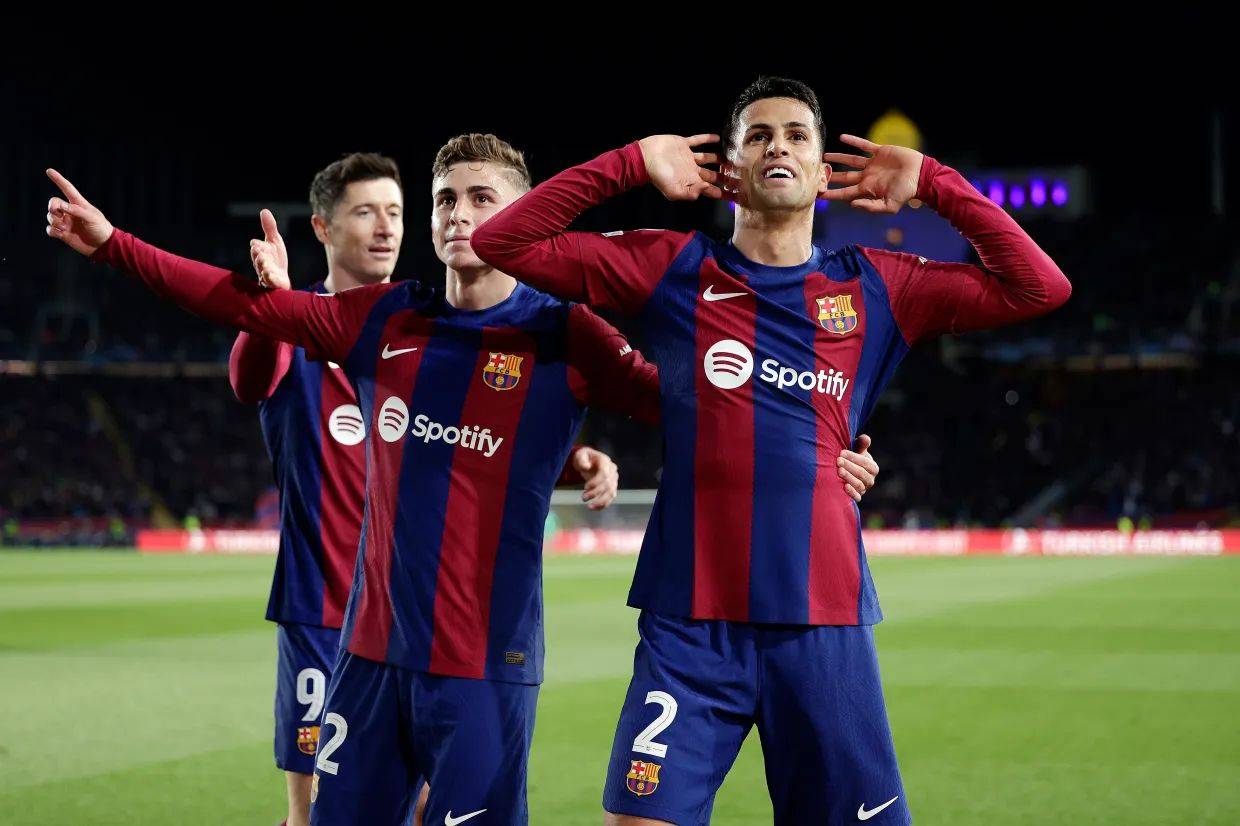 科特迪瓦队后卫连下两城，击败对手