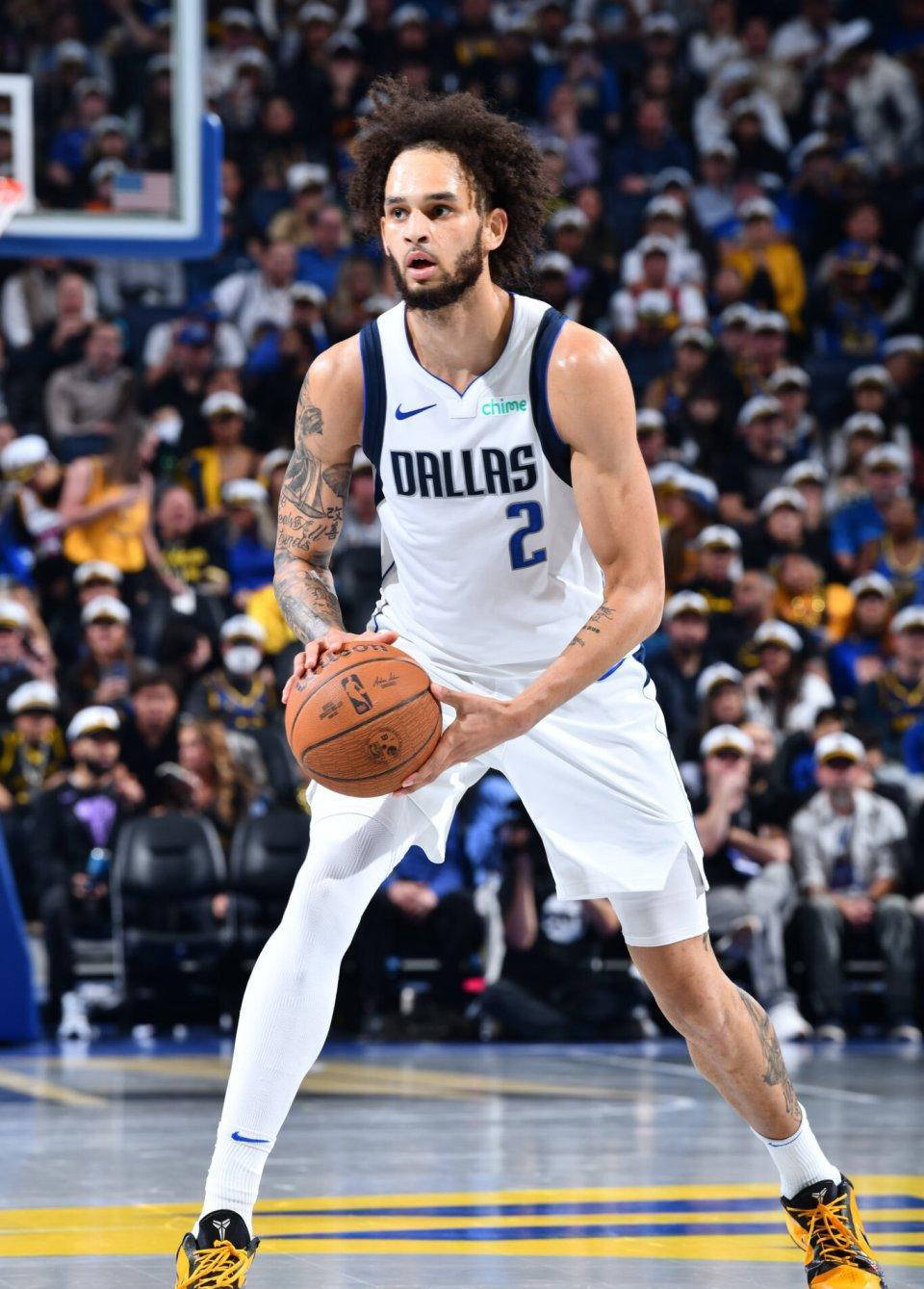 独行侠后卫展现个人技术，助球队获得胜利的简单介绍