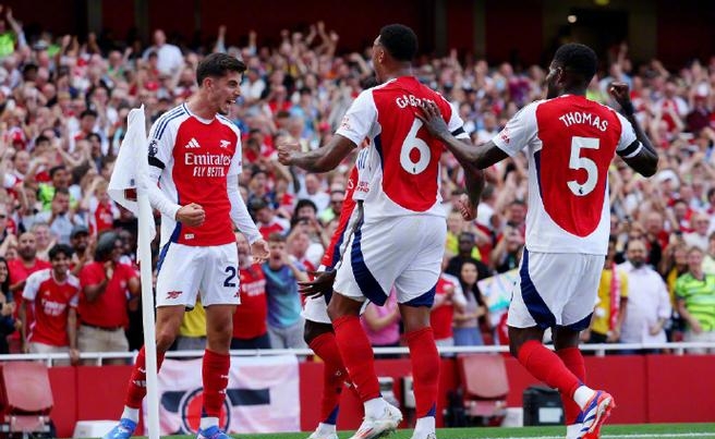 利物浦主场大胜狼队,继续领跑英超 利物浦主场大胜狼队,继续领跑英超