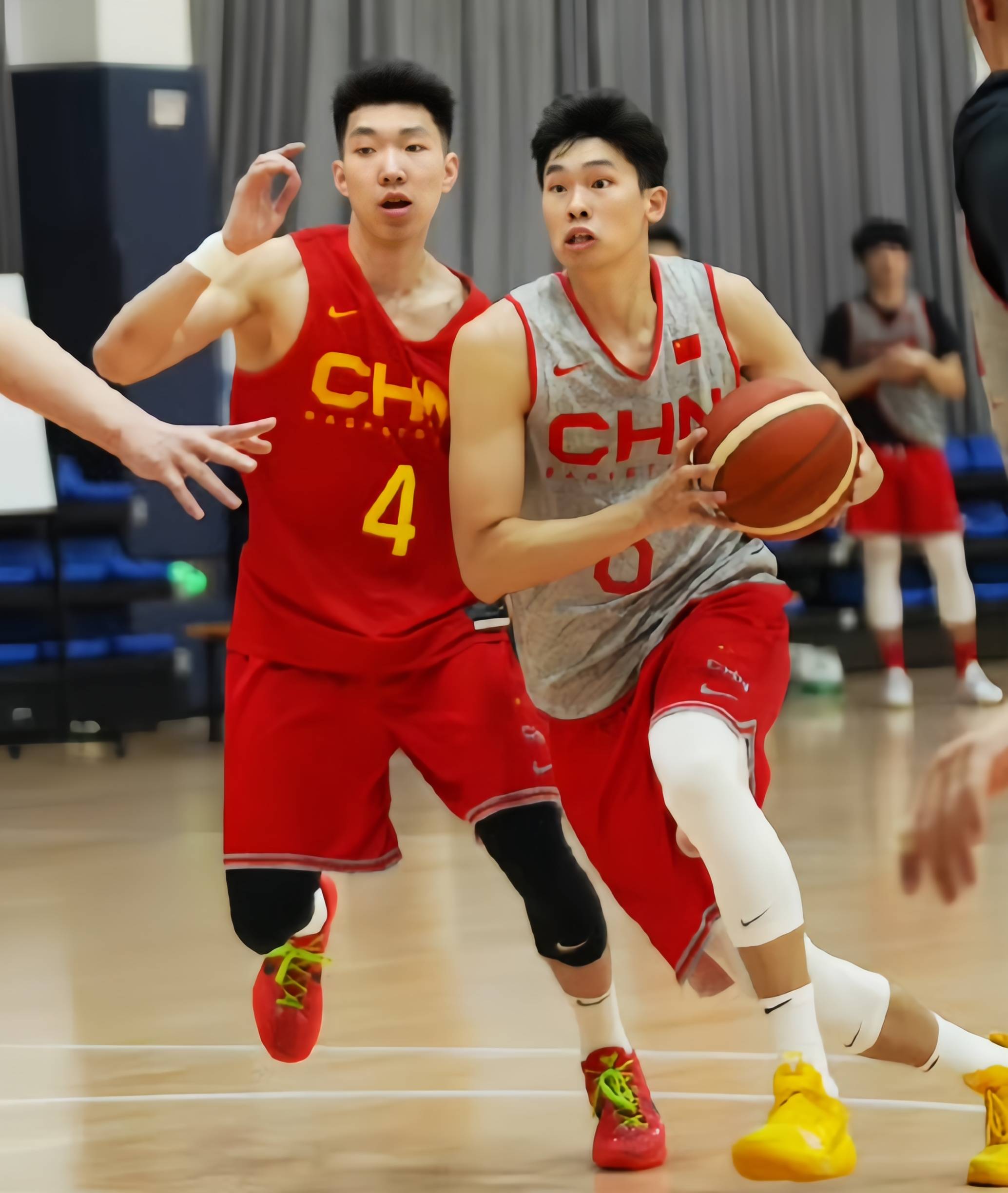 篮球新星首次入围国家队,为荣登场比赛 篮球新星首次入围国家队,为荣登场比赛