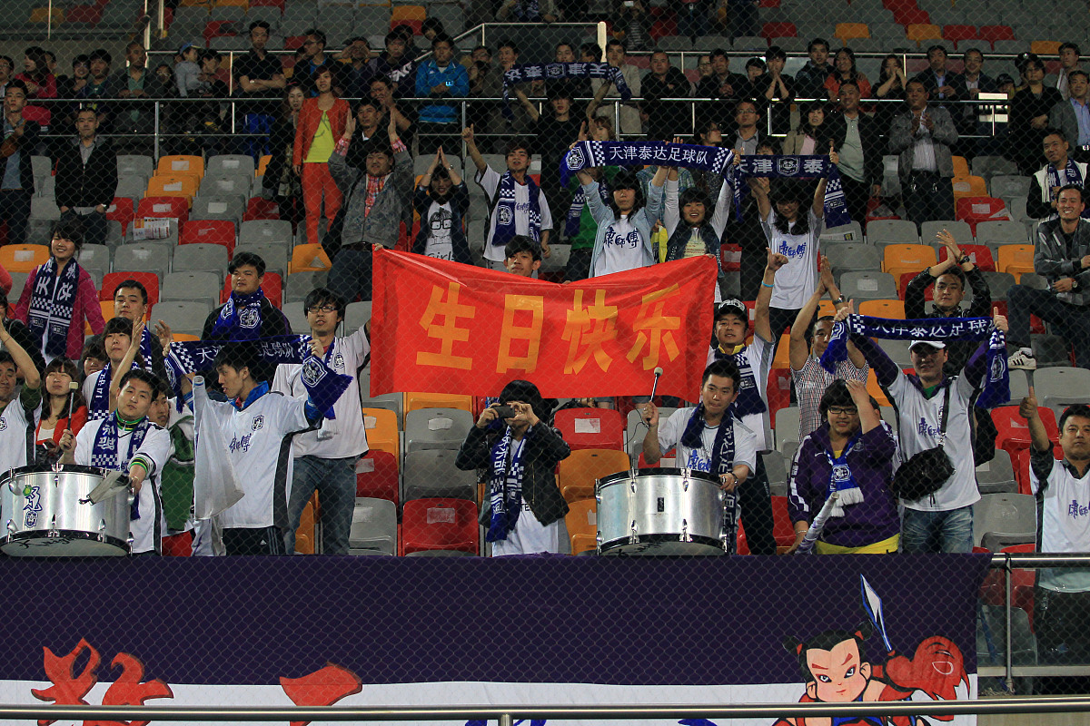 球场上的较量,国内足球队夺取胜利的喜悦的简单介绍 球场上的较量,国内足球队夺取胜利的喜悦的简单介绍