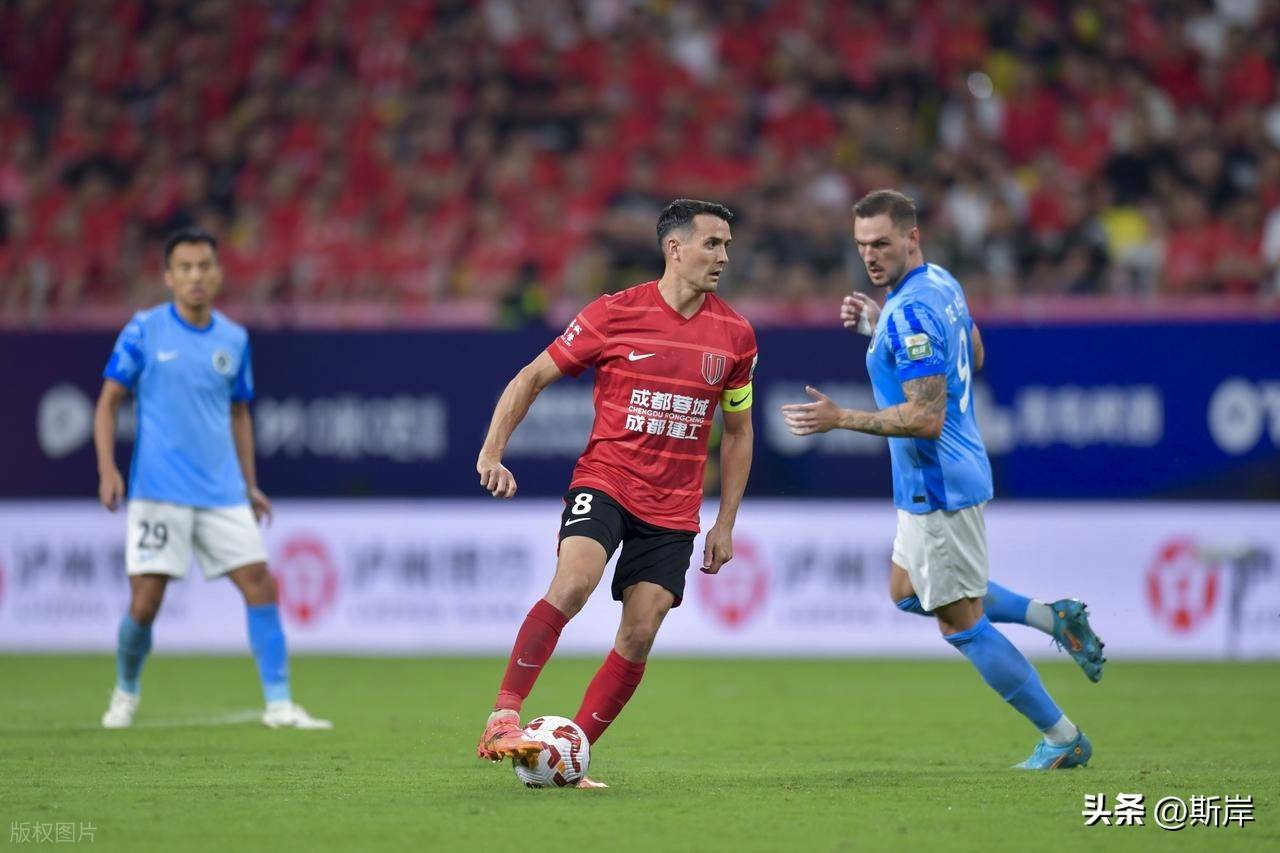 国内足球联赛球队实力逐渐显现，对决频繁