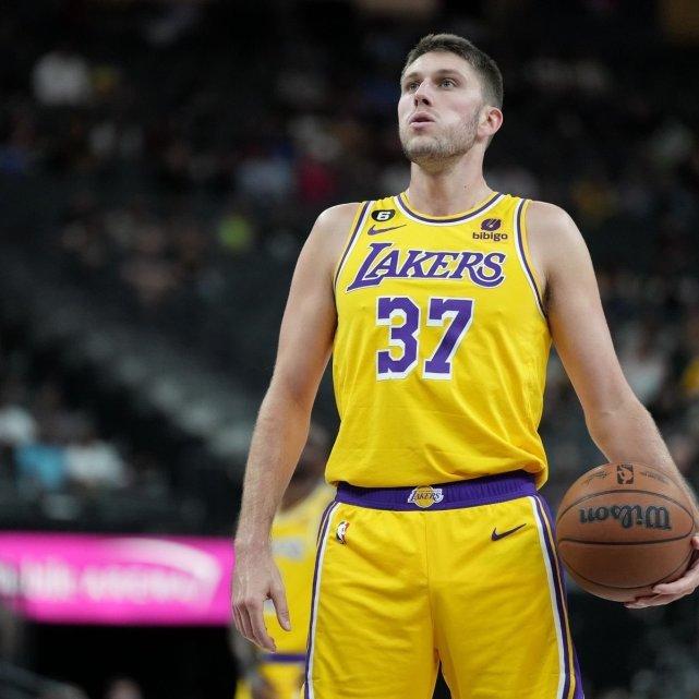 瑞恩庆祝胜利,球队状态逐渐回暖 瑞恩庆祝胜利,球队状态逐渐回暖