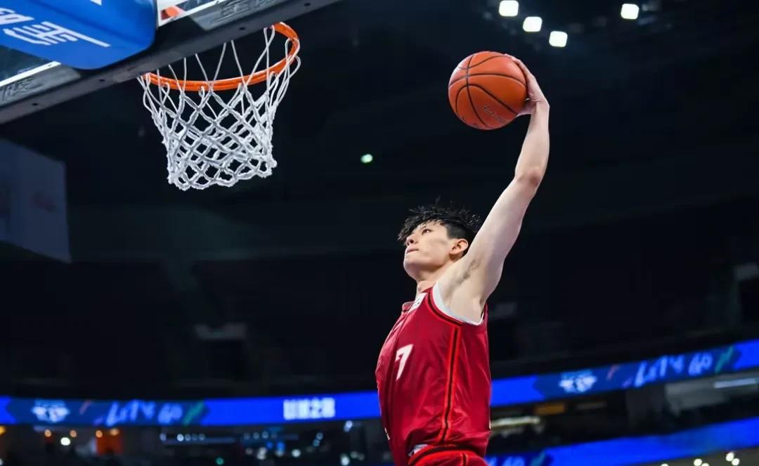 狼堡队员表现抢眼，助球队取得一场胜利