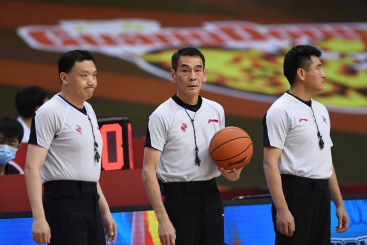 疑似犯规事件引发球迷争议，篮球联赛裁判受质疑的简单介绍