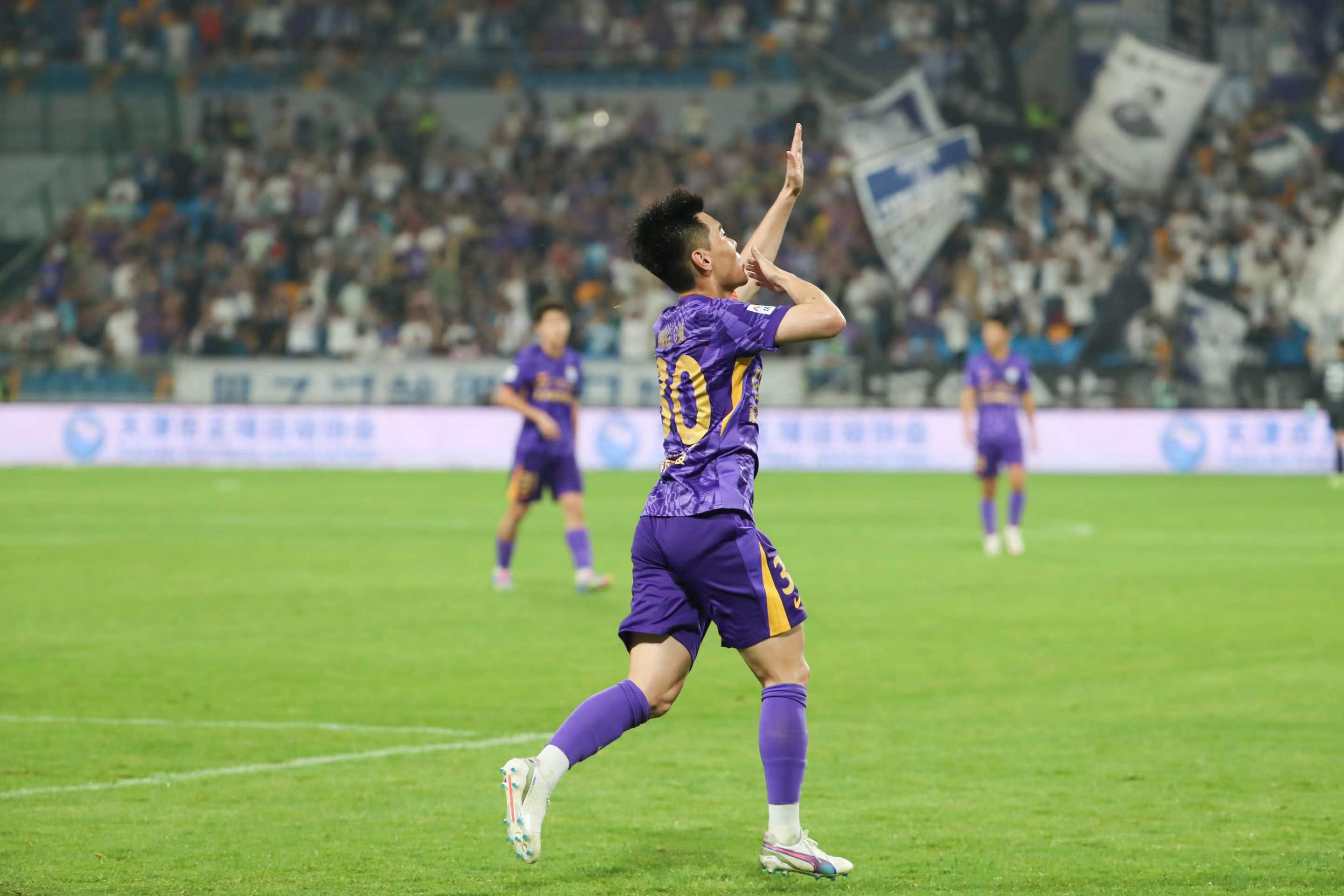 包含主场球队备战全力以赴，期待精彩战绩的词条