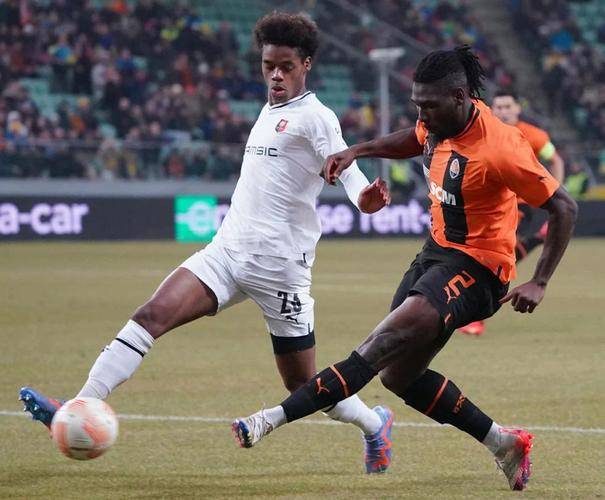 里尔客场战胜雷恩，暂时领跑法甲