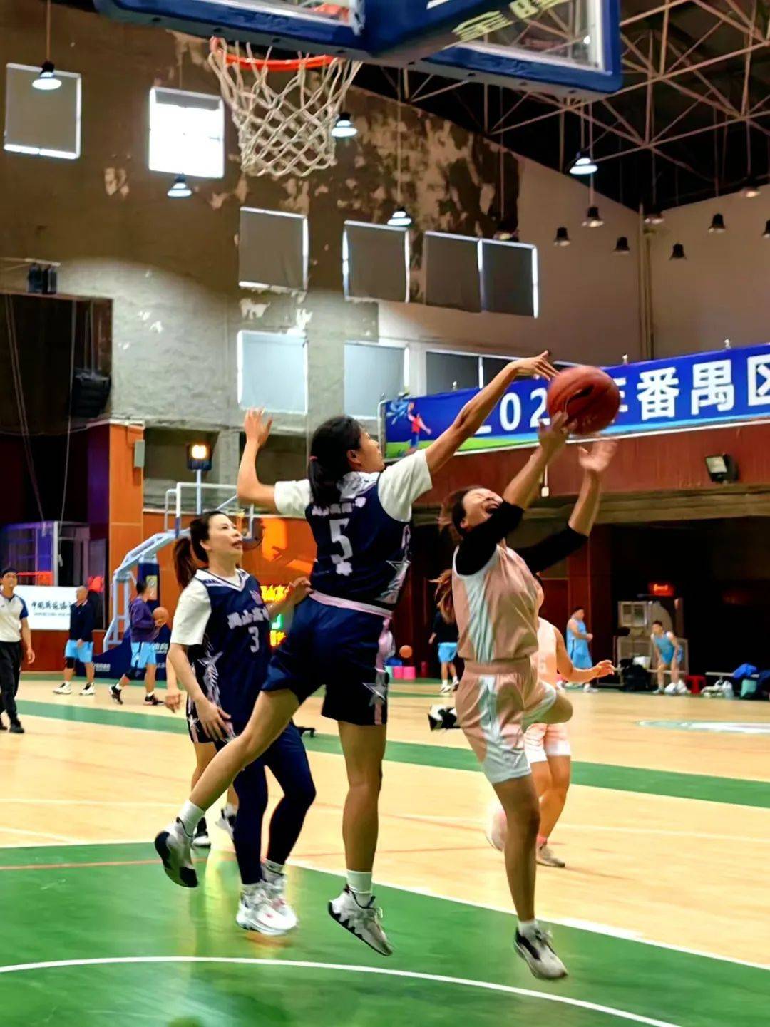 女子篮球赛事精彩纷呈,精英选手秀出球技的简单介绍 女子篮球赛事精彩纷呈,精英选手秀出球技的简单介绍