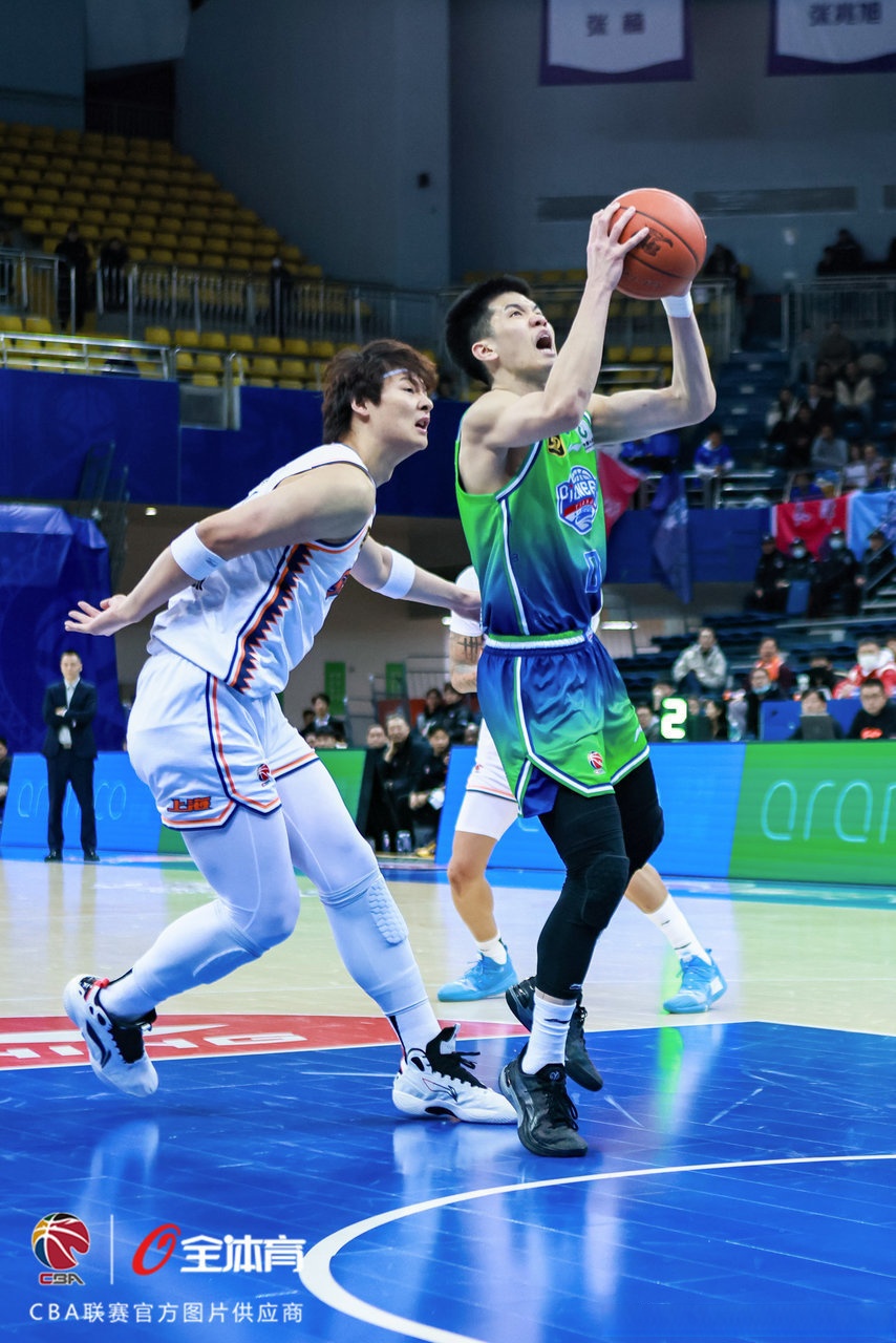 CBA全明星赛大卫-詹姆斯助队夺冠,展现领袖风范 CBA全明星赛大卫-詹姆斯助队夺冠,展现领袖风范