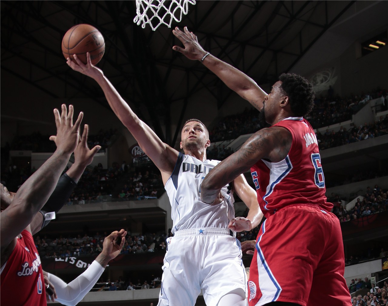 快船绝杀小牛总比分2-2平 快船绝杀小牛总比分2-2平