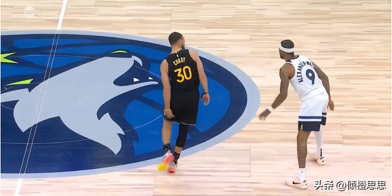勇士战狼队大胜首秀,库里暴力砍下+ 勇士战狼队大胜首秀,库里暴力砍下+