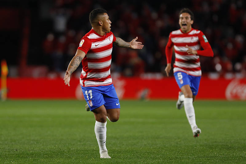 格拉纳达保持不败，继续领跑